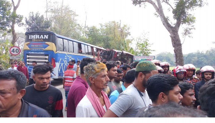 মাদারীপুরে দুটি বাসের মুখোমুখি সংঘর্ষে নিহত ২, আহত ২০