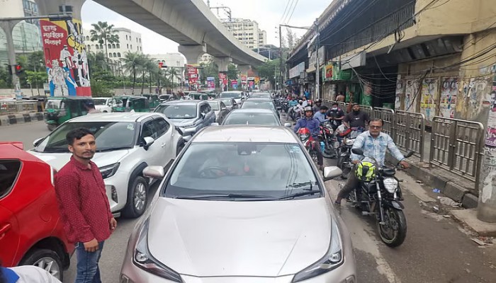 দুই দফায় ১৯ ঘণ্টা অপেক্ষা করে তেল পেলেন প্রাইভেট কার চালক