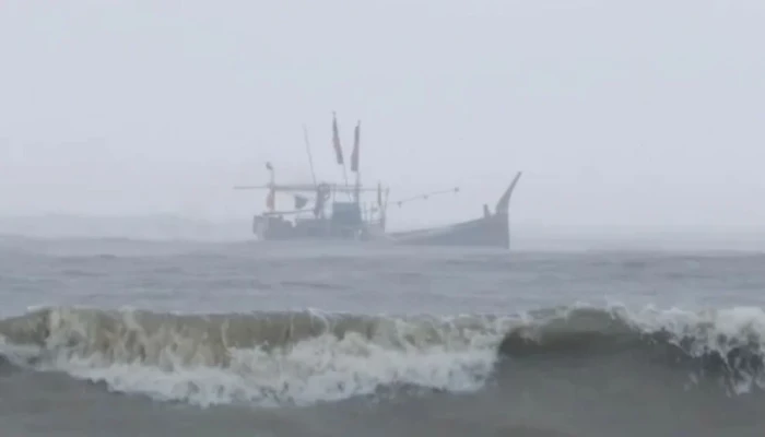 বিকল ট্রলারে চারদিন ভেসে ছিল ১৮ জেলে